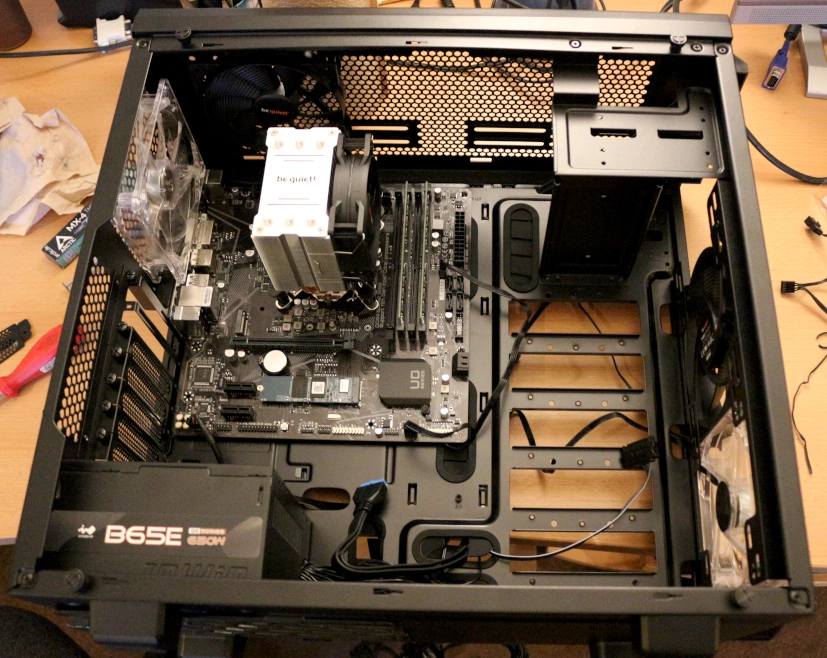 Mainboard mit CPU Kühler installiert